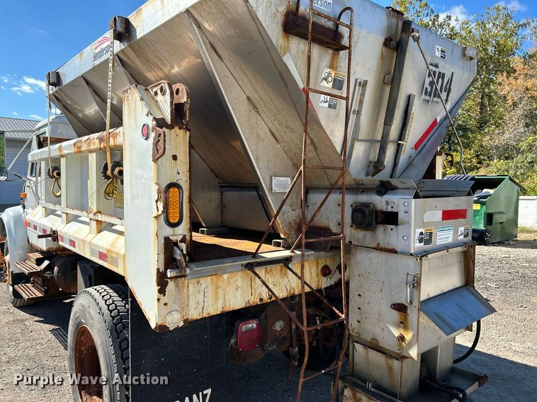 image for item NQ9974 2001 International 4900  dump truck