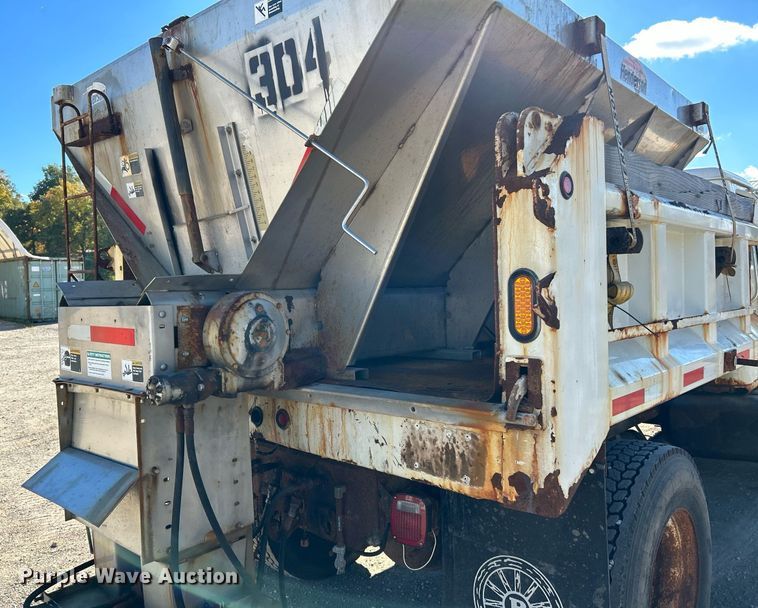 image for item NQ9974 2001 International 4900  dump truck