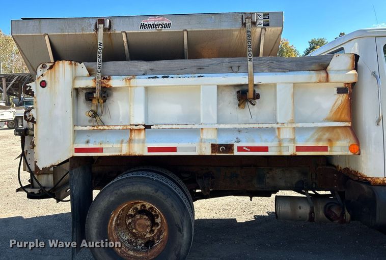 image for item NQ9974 2001 International 4900  dump truck