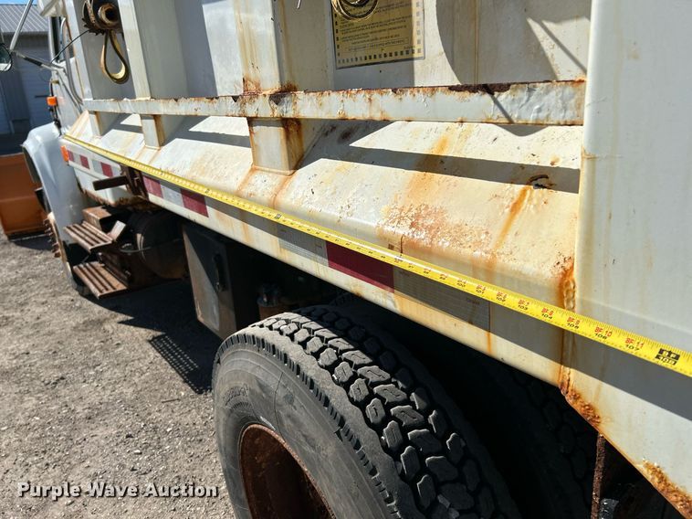 image for item NQ9974 2001 International 4900  dump truck