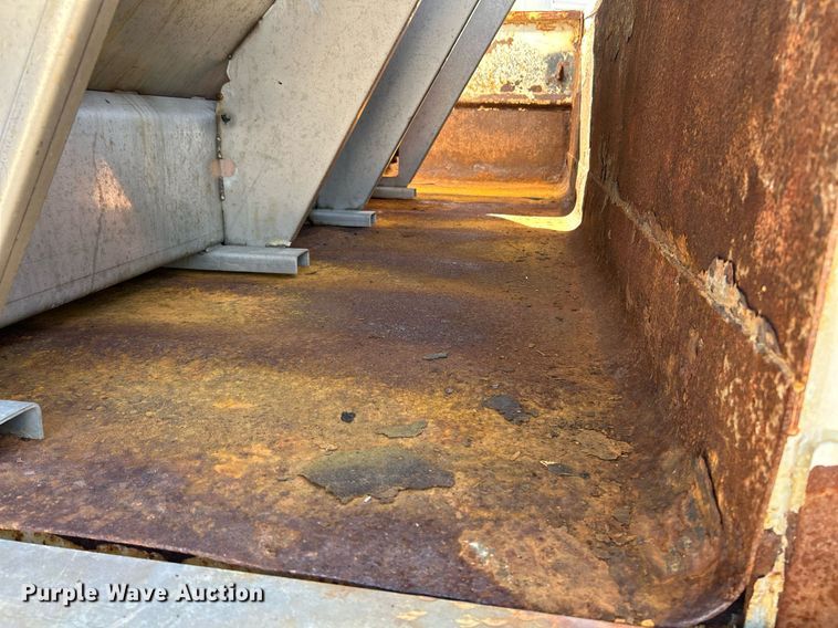 image for item NQ9974 2001 International 4900  dump truck