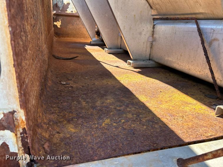 image for item NQ9974 2001 International 4900  dump truck