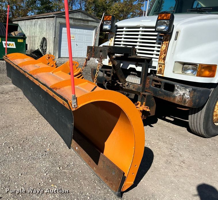 image for item NQ9974 2001 International 4900  dump truck