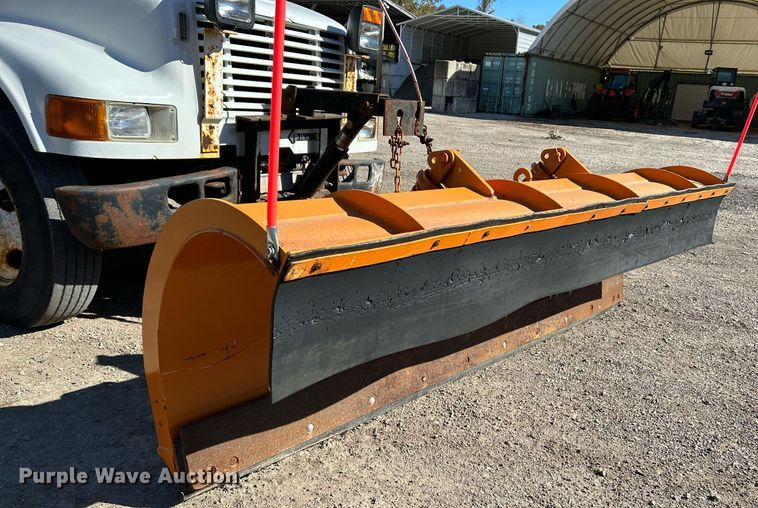 image for item NQ9974 2001 International 4900  dump truck