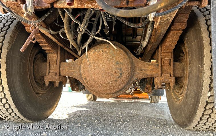 image for item NQ9974 2001 International 4900  dump truck