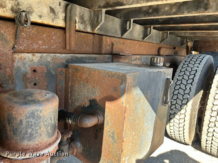 image for item NQ9974 2001 International 4900  dump truck