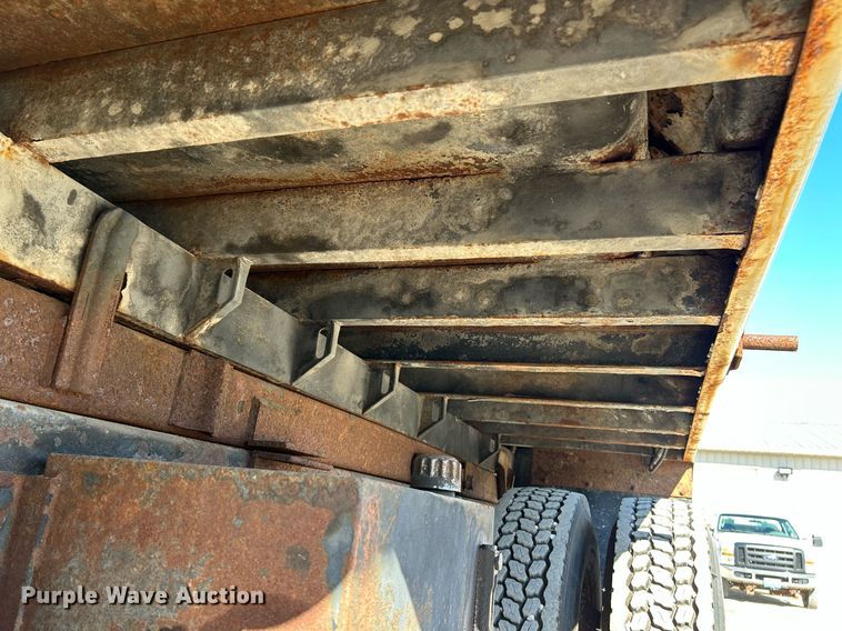 image for item NQ9974 2001 International 4900  dump truck