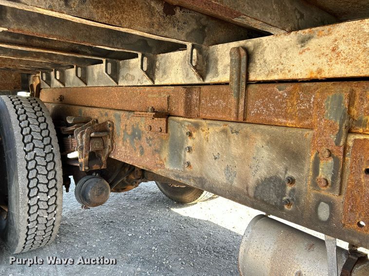 image for item NQ9974 2001 International 4900  dump truck