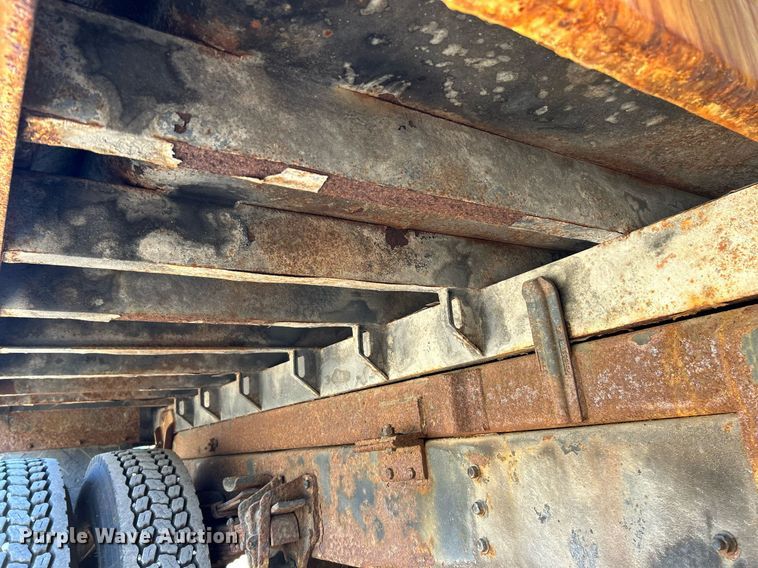 image for item NQ9974 2001 International 4900  dump truck