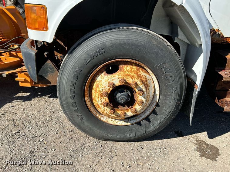 image for item NQ9974 2001 International 4900  dump truck