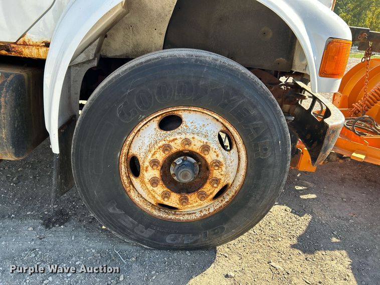 image for item NQ9974 2001 International 4900  dump truck