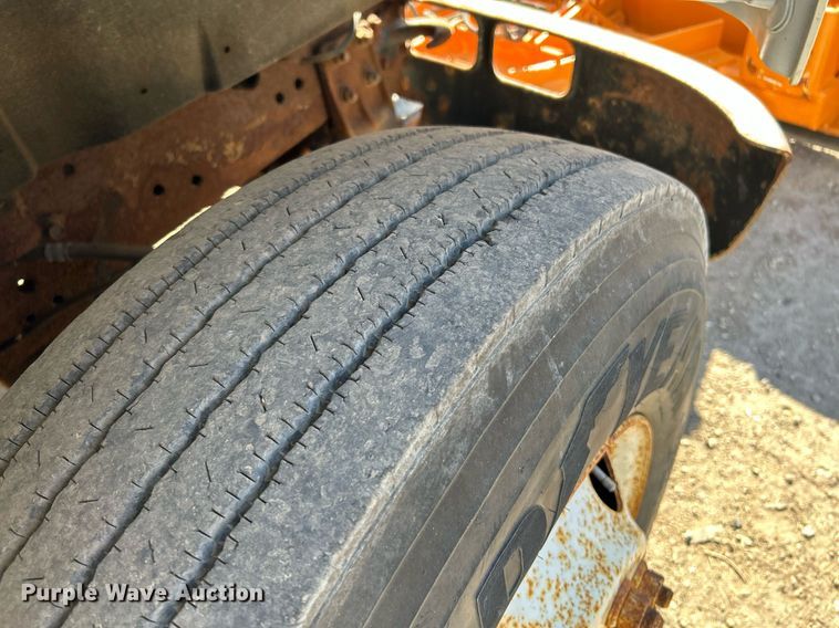 image for item NQ9974 2001 International 4900  dump truck