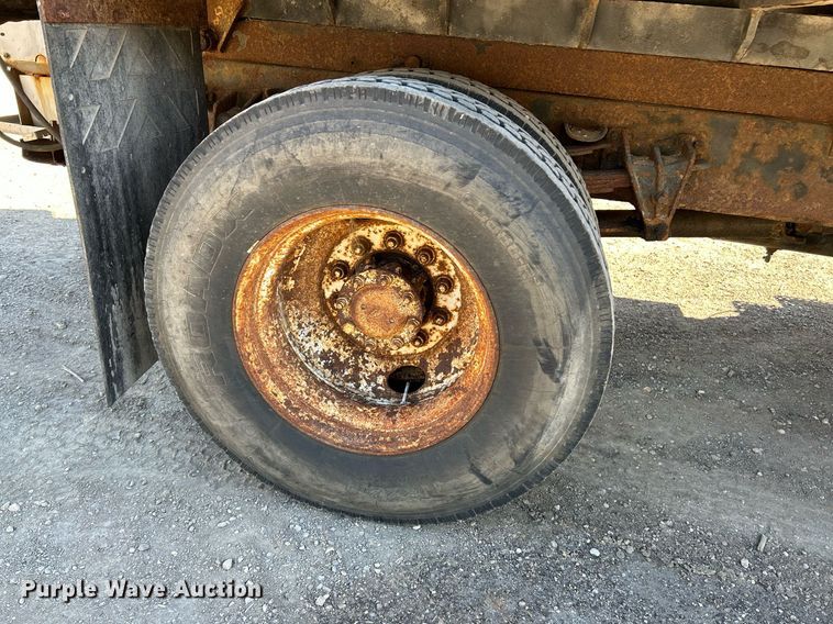 image for item NQ9974 2001 International 4900  dump truck