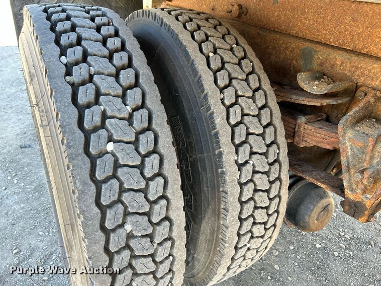 image for item NQ9974 2001 International 4900  dump truck