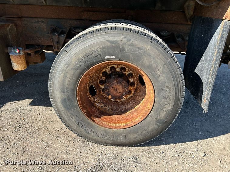 image for item NQ9974 2001 International 4900  dump truck