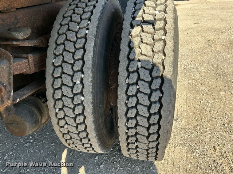 image for item NQ9974 2001 International 4900  dump truck