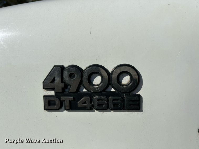 image for item NQ9974 2001 International 4900  dump truck