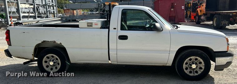 image for item NQ9988 2005 Chevrolet Silverado 1500  pickup truck
