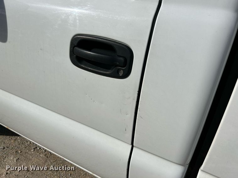 image for item NQ9988 2005 Chevrolet Silverado 1500  pickup truck