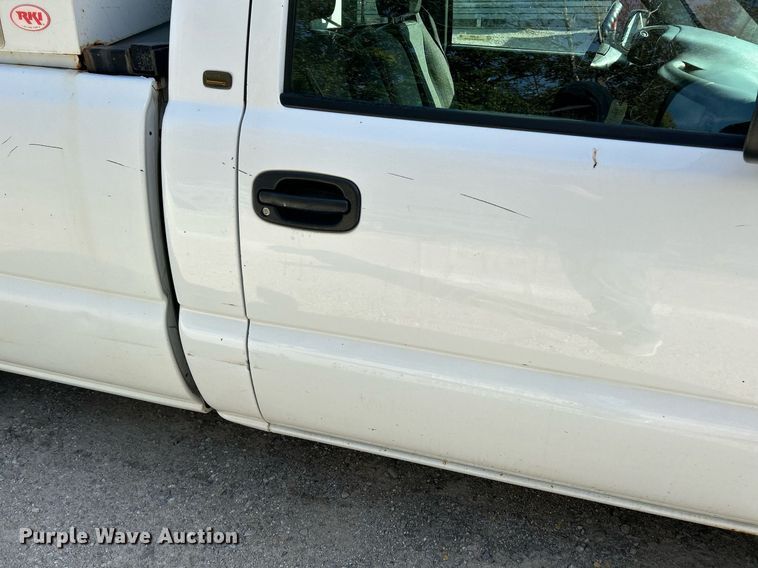 image for item NQ9988 2005 Chevrolet Silverado 1500  pickup truck