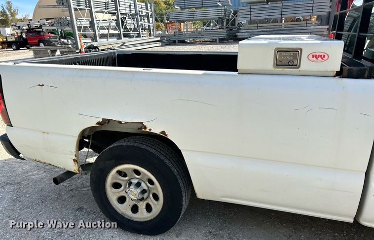 image for item NQ9988 2005 Chevrolet Silverado 1500  pickup truck
