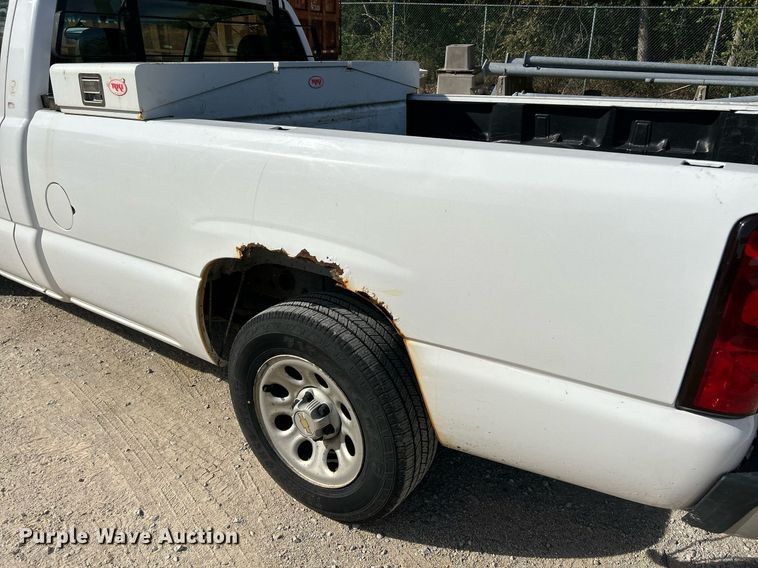 image for item NQ9988 2005 Chevrolet Silverado 1500  pickup truck