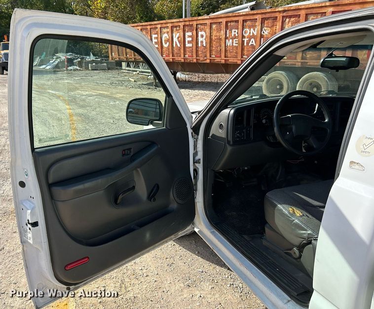 image for item NQ9988 2005 Chevrolet Silverado 1500  pickup truck