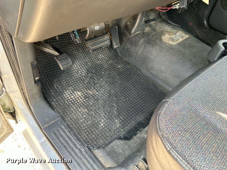 image for item NQ9988 2005 Chevrolet Silverado 1500  pickup truck