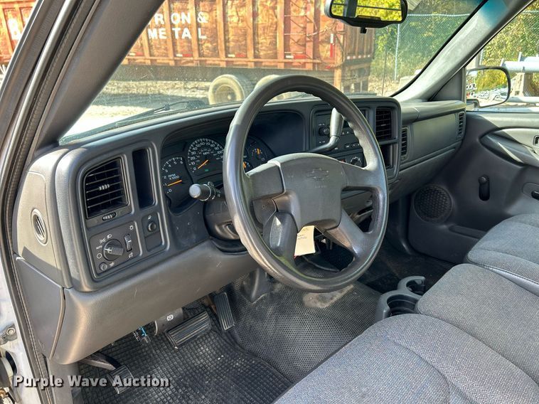 image for item NQ9988 2005 Chevrolet Silverado 1500  pickup truck