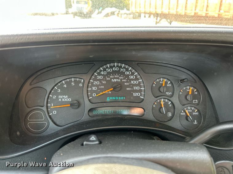 image for item NQ9988 2005 Chevrolet Silverado 1500  pickup truck