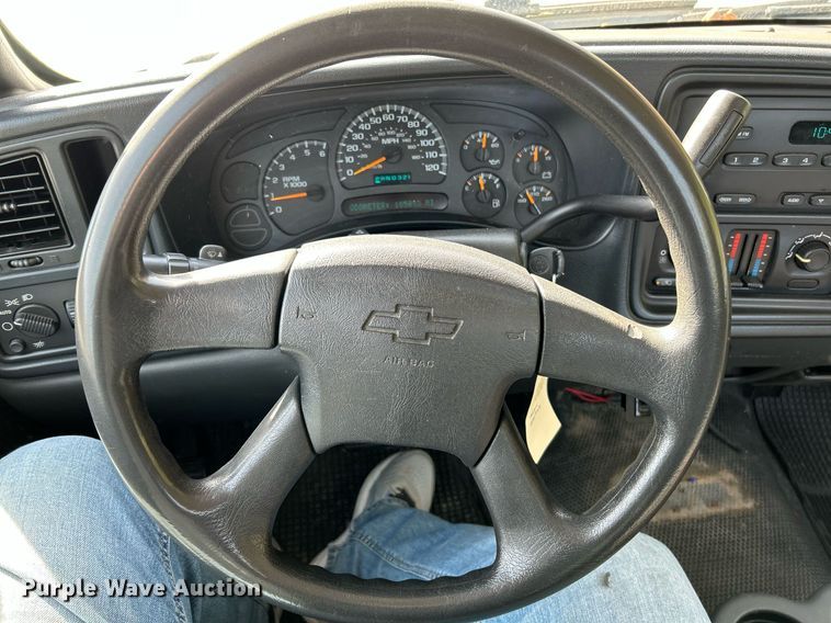 image for item NQ9988 2005 Chevrolet Silverado 1500  pickup truck