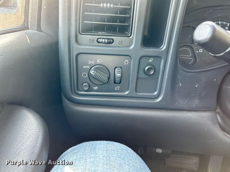 image for item NQ9988 2005 Chevrolet Silverado 1500  pickup truck