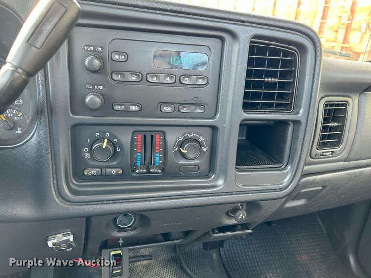 image for item NQ9988 2005 Chevrolet Silverado 1500  pickup truck