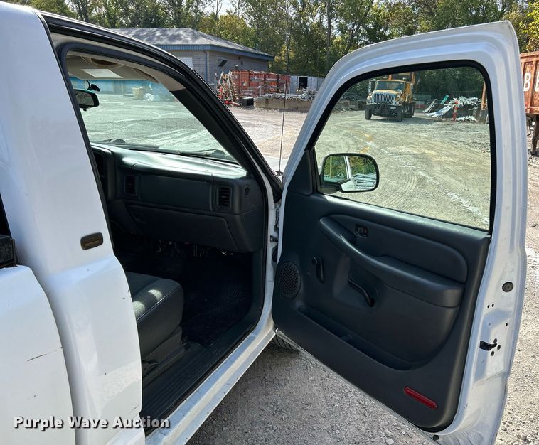 image for item NQ9988 2005 Chevrolet Silverado 1500  pickup truck