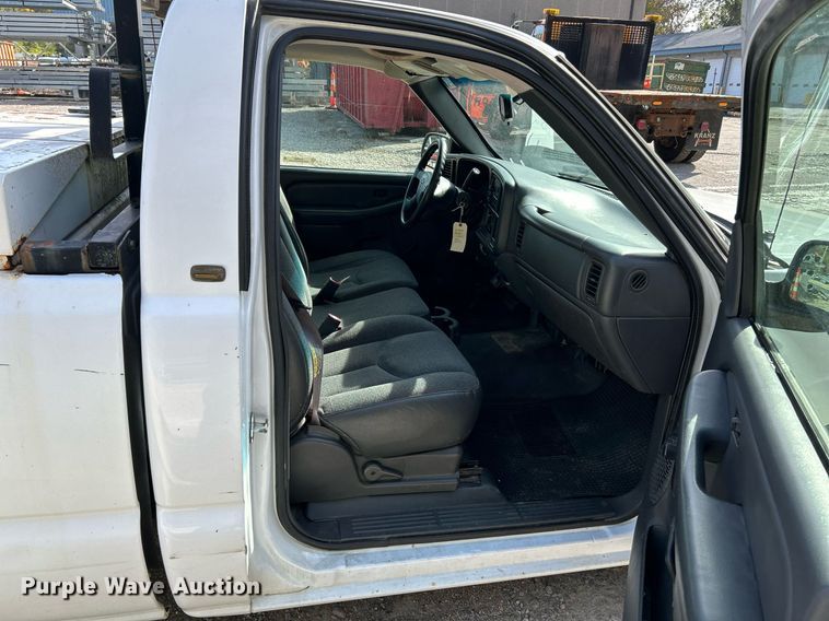 image for item NQ9988 2005 Chevrolet Silverado 1500  pickup truck