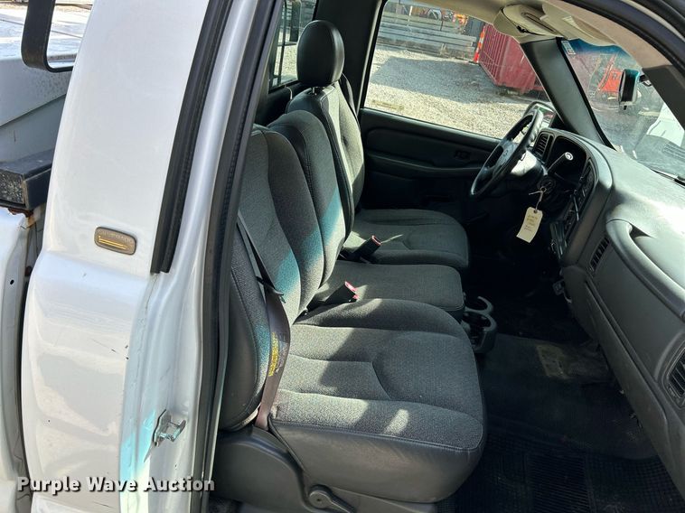 image for item NQ9988 2005 Chevrolet Silverado 1500  pickup truck