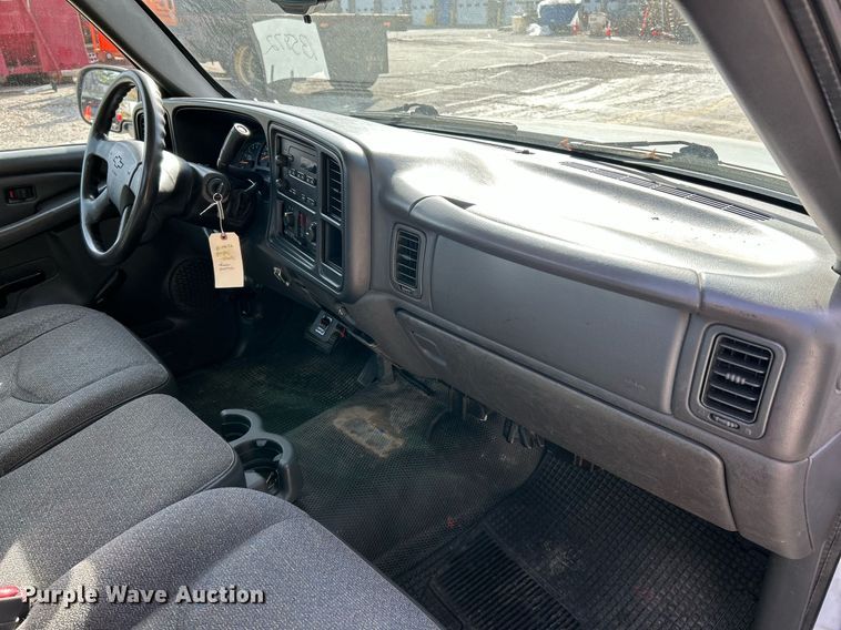 image for item NQ9988 2005 Chevrolet Silverado 1500  pickup truck
