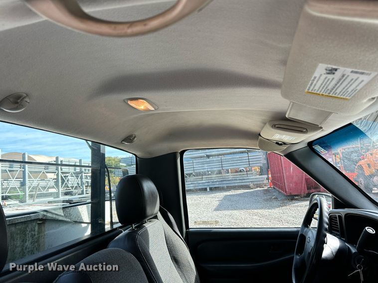 image for item NQ9988 2005 Chevrolet Silverado 1500  pickup truck