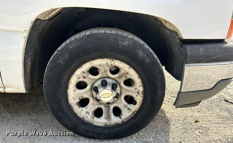 image for item NQ9988 2005 Chevrolet Silverado 1500  pickup truck