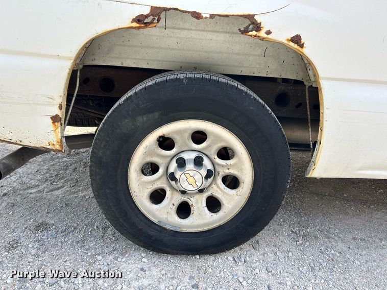 image for item NQ9988 2005 Chevrolet Silverado 1500  pickup truck