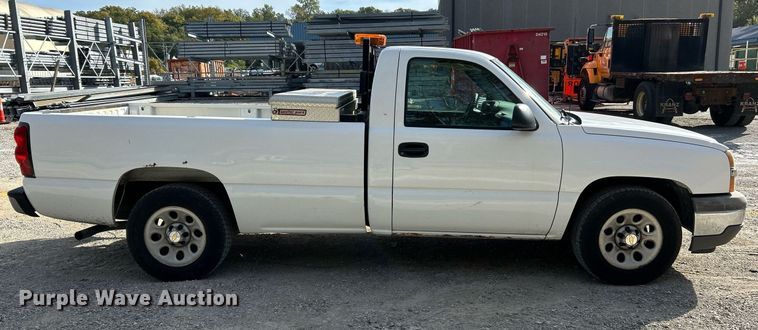 image for item NQ9989 2005 Chevrolet Silverado 1500  pickup truck