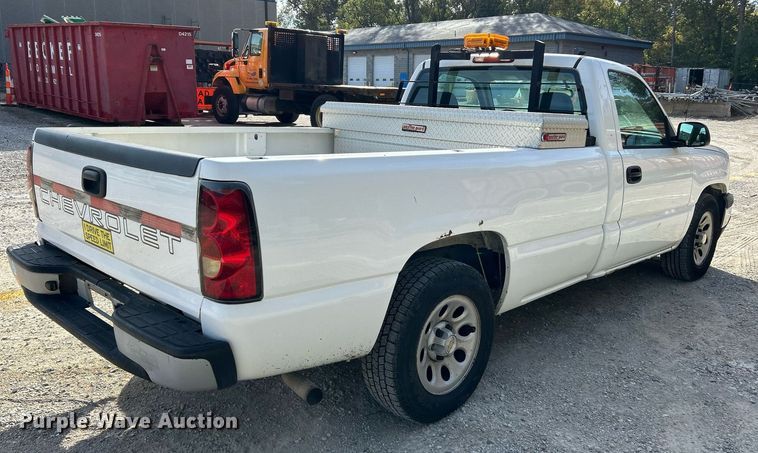 image for item NQ9989 2005 Chevrolet Silverado 1500  pickup truck
