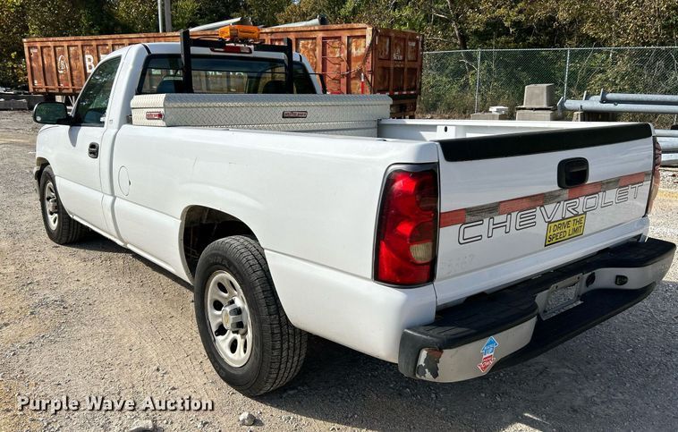 image for item NQ9989 2005 Chevrolet Silverado 1500  pickup truck