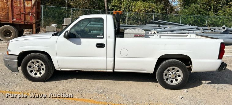 image for item NQ9989 2005 Chevrolet Silverado 1500  pickup truck