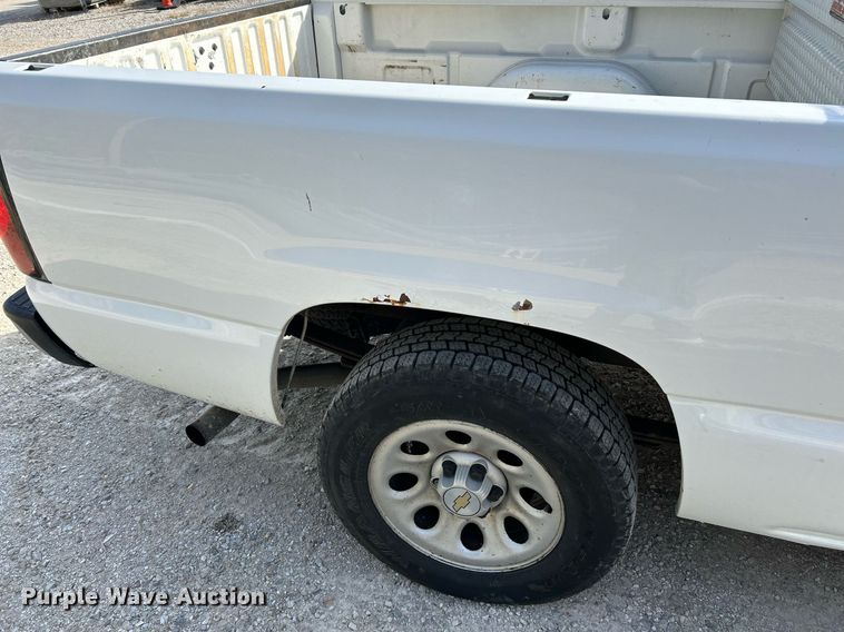 image for item NQ9989 2005 Chevrolet Silverado 1500  pickup truck