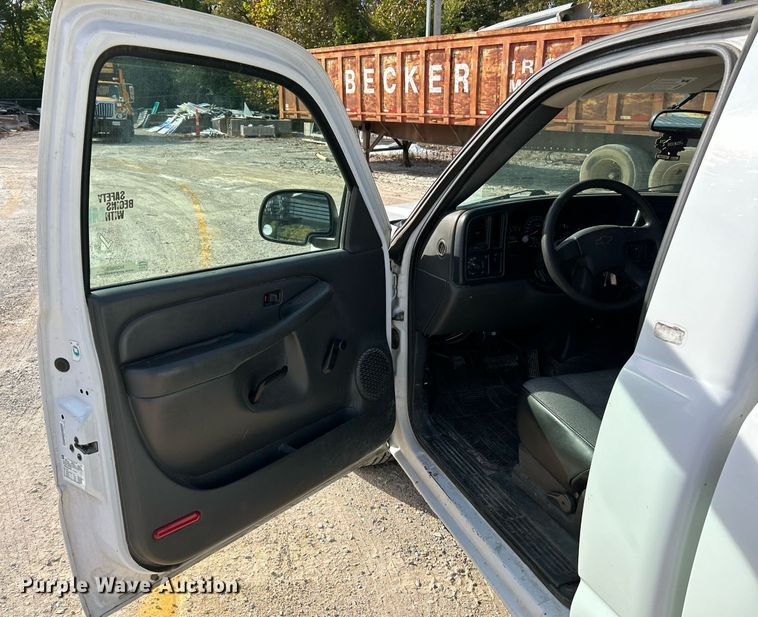 image for item NQ9989 2005 Chevrolet Silverado 1500  pickup truck