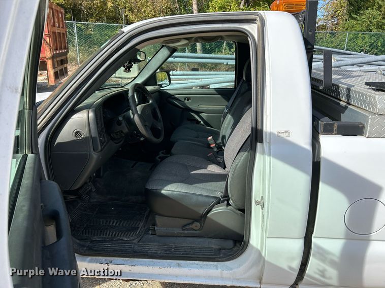 image for item NQ9989 2005 Chevrolet Silverado 1500  pickup truck