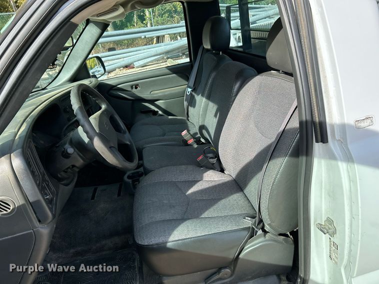 image for item NQ9989 2005 Chevrolet Silverado 1500  pickup truck