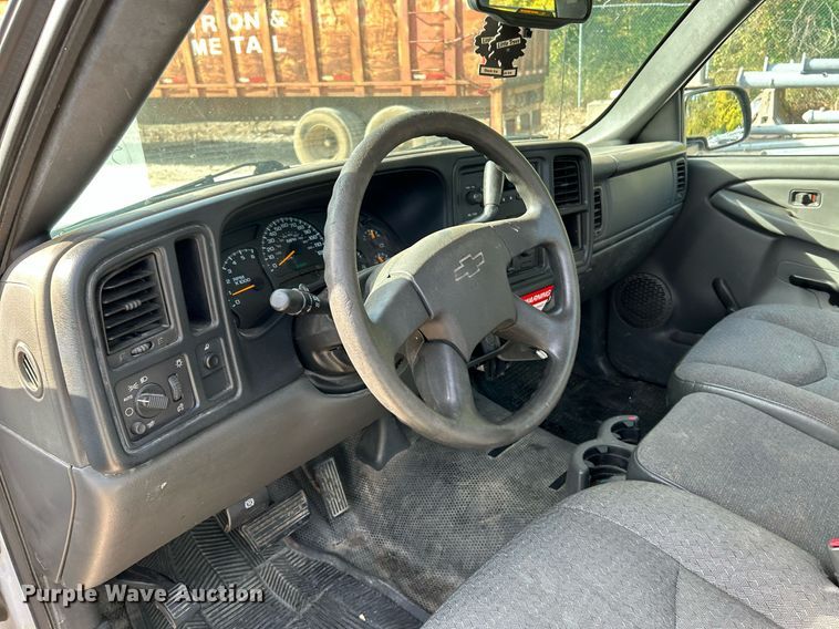 image for item NQ9989 2005 Chevrolet Silverado 1500  pickup truck