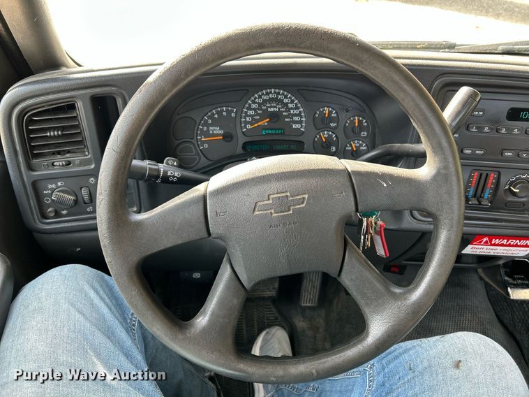 image for item NQ9989 2005 Chevrolet Silverado 1500  pickup truck